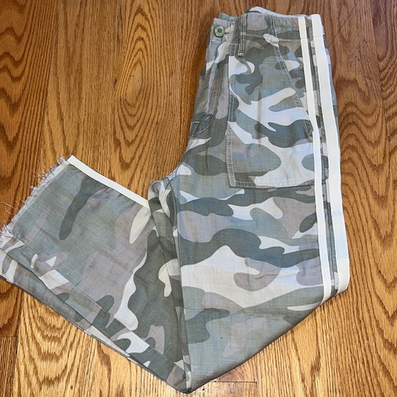 MOTHER The Shaker Chop Crop Fray Pant in Desert Print - Picture 8 of 12